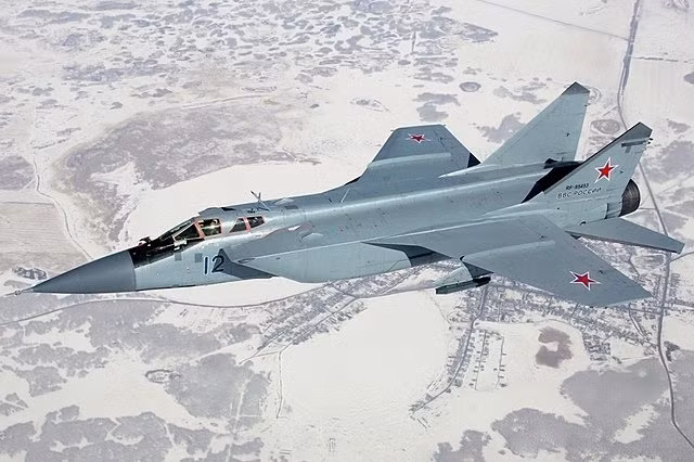 Sau tuyên bố trên của Tổng thống Putin, người phát ngôn của lực lượng Không quân Ukraine, ông Yury Ignat cho biết, mỗi khi tiêm kích MiG-31 Nga cất cánh có mang theo tên lửa Kinzhal thì cảnh báo không kích sẽ được ban bố trên toàn lãnh thổ Ukraine. Ông Ignat cảnh báo, Không quân Nga có thể tấn công Ukraine bằng tên lửa Kinzhal từ cả hướng bắc, hướng đông, cũng như trên Biển Đen.
