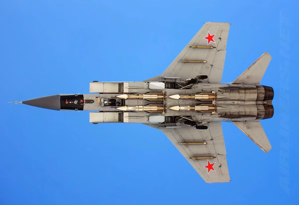Tổng thống Nga Vladimir Putin hôm 18/10 tuyên bố, các máy bay chiến đấu MiG-31 được trang bị tên lửa siêu thanh Kinzhal sẽ tuần tra thường xuyên không phận quốc tế trên Biển Đen.