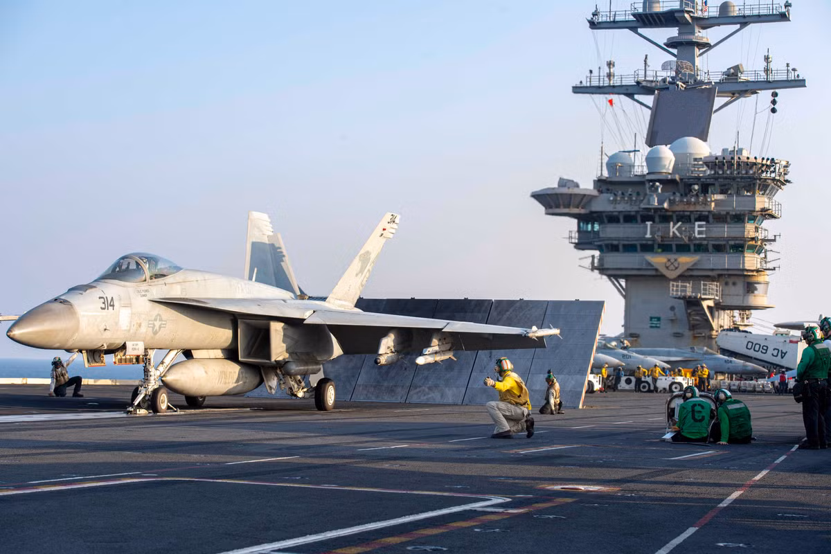 Tàu USS Dwight D. Eisenhower hiện đang neo đậu ở Vịnh Aden, do đó việc sử dụng máy bay Super Hornets để phòng không không phải là điều đáng ngạc nhiên. Super Hornets được đánh giá là loại máy bay chiến đấu thích hợp để ngăn chặn các cuộc tấn công bằng tên lửa hành trình và máy bay không người lái.