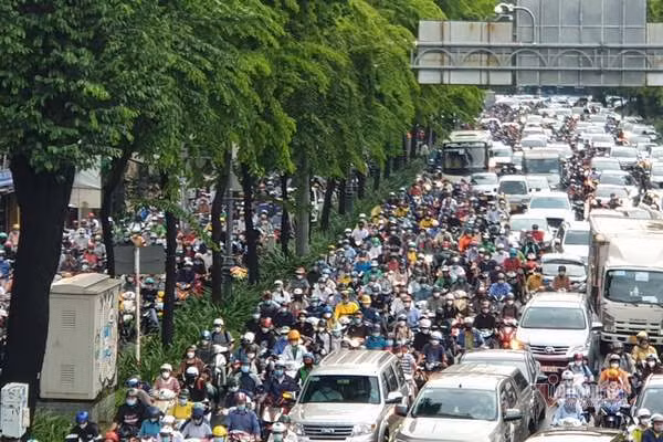 Giao thong hon loan o cua ngo san bay Tan Son Nhat, CSGT khong the dieu tiet-Hinh-2