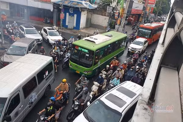 Giao thong hon loan o cua ngo san bay Tan Son Nhat, CSGT khong the dieu tiet-Hinh-3