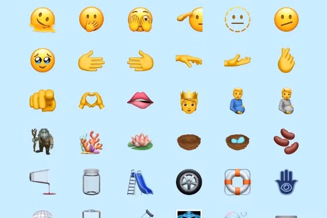 Tiếp đến, Apple cho ra mắt nhiều biểu tượng (emoji) mới bao gồm các khuôn mặt, cử chỉ bàn tay và đồ vật trong nhà bây giờ có sẵn trong bàn phím biểu tượng. Biểu tượng bắt tay cho phép bạn người dùng lựa chọn màu da riêng biệt cho từng bàn tay.