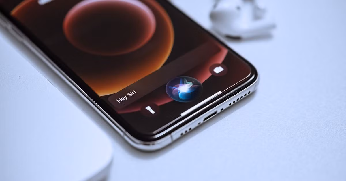 Siri có thể cung cấp thông tin ngày và giờ trong khi ngoại tuyến. Tính năng này hữu dụng trên iPhone XS, iPhone XR, iPhone 11 trở lên.