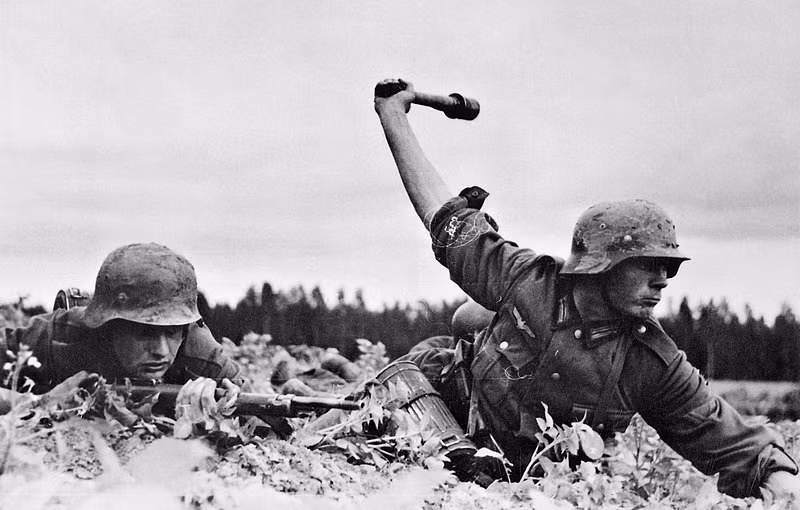 Vào tháng 6/1941, theo lệnh trùm phát xít Hitler, quân đội Đức quốc xã bất ngờ mở cuộc tấn công xâm lược Liên Xô. Kể từ đây, nhiều cuộc chiến cam go, ác liệt diễn ra giữ lực lượng Đức quốc xã với quân và dân Liên Xô.