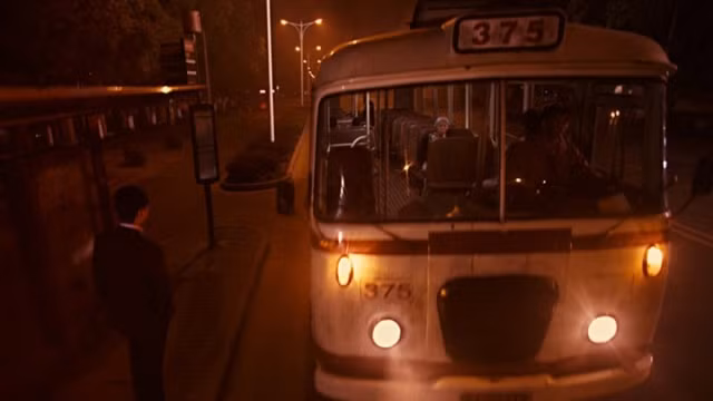 Không lâu sau khi 3 người đàn ông bí ẩn lên xe bus 375, người đàn ông lớn tuổi đột nhiên di chuyển lên và ngồi cạnh cô Hồng. Sau đó, hai người xảy ra tranh cãi vì người đàn ông đột nhiên vỗ vào lưng của cô Hồng.
