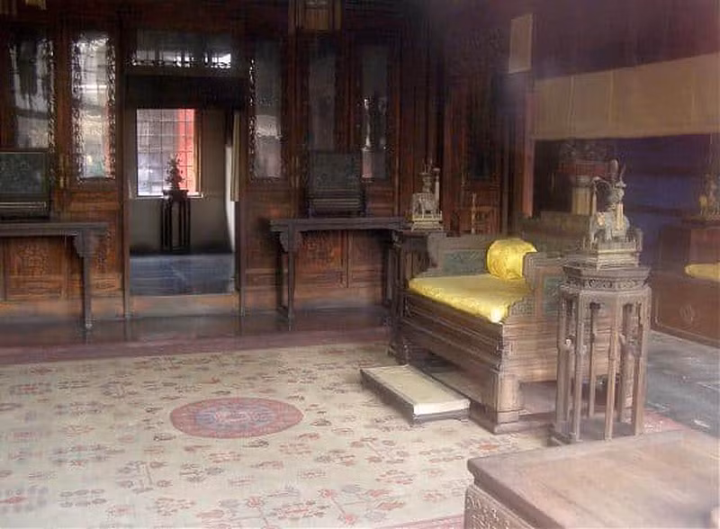 Trải qua nhiều thế kỷ tồn tại, Điện Dưỡng Tâm vẫn còn khá nguyên vẹn. Tuy nhiên, khi bước vào bên trong điện, du khách đều cảm thấy nơi này lạnh lẽo hơn những căn phòng khác.