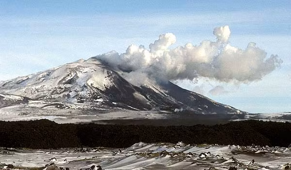 Một “ cổng địa ngục” được nhiều người biết đến nằm ở Iceland. Đó chính là hệ thống núi lửa Hekla. Theo các chuyên gia, núi lửa này có chiều cao gần 1.500m.