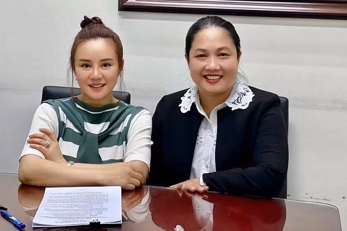 Cong an lam viec ca si Vy Oanh ve noi dung to cao nhieu chu kenh Youtube