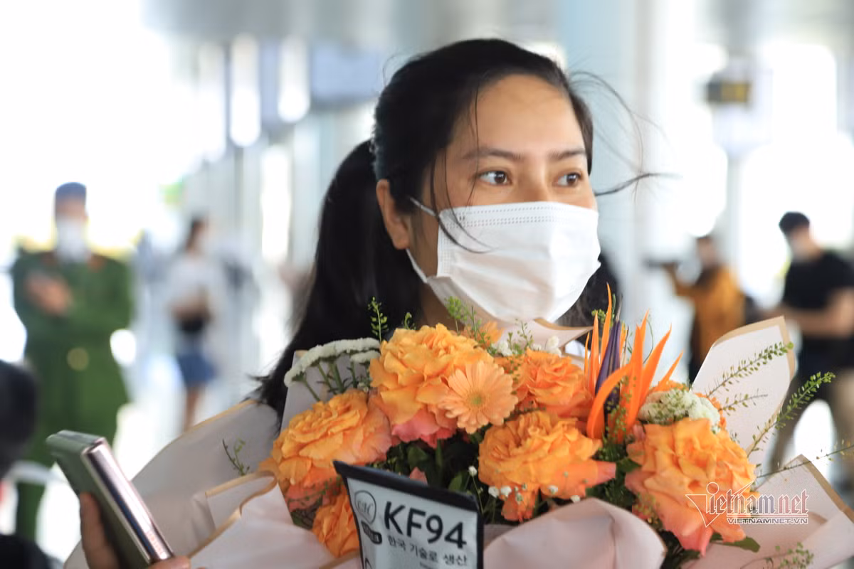 Đại gia đình 40 người từ Ukraine hạnh phúc nắm tay nhau trở về Việt Nam - Hình 2 Dai gia dinh 40 nguoi tu Ukraine hanh phuc nam tay nhau tro ve Viet Nam-Hinh-2