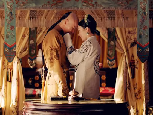 Phi tử khi được đưa vào thị tẩm sẽ bước lên từ phía cuối giường. Kế đến, phi tần từ từ chui vào trong chăn từ phía chân mà hoàng thượng để hở.