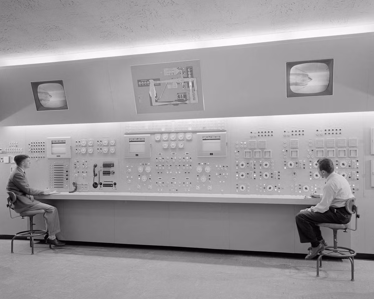 Bên trong một phòng điều khiển đường hầm gió của NASA năm 1955.