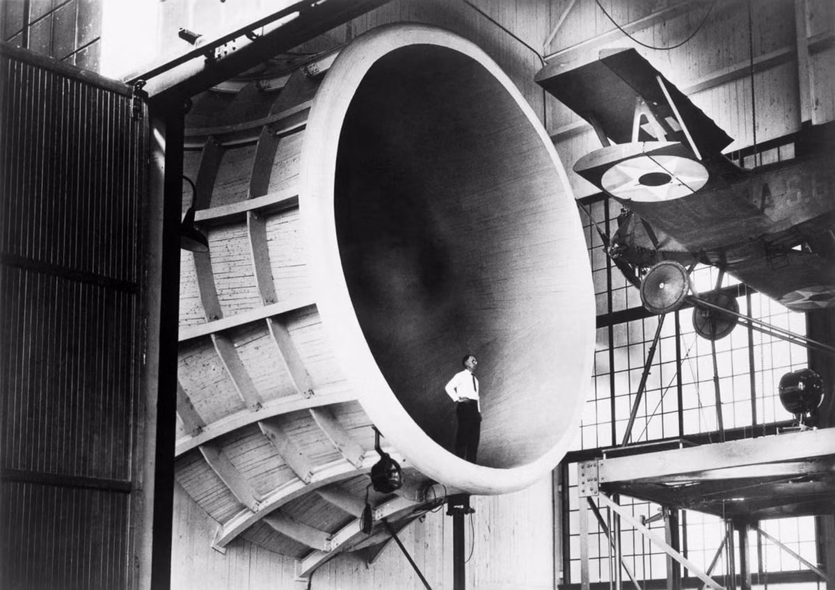 Đường hầm gió của NASA được sử dụng để mô phỏng ảnh hưởng của gió tốc độ cao đến máy bay. Trong mỗi cuộc thử nghiệm, các kỹ sư trong phòng điều khiển sẽ khởi động các tuabin.