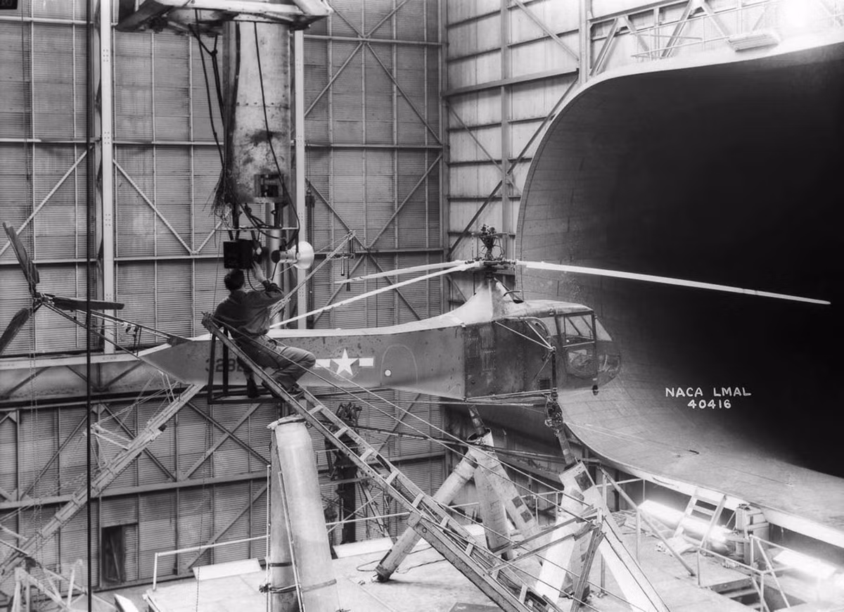 Kỹ sư chuẩn bị cho cuộc thử nghiệm của trực thăng Sikorsky YR-4B/HNS-1 tại đường hầm gió năm 1944.