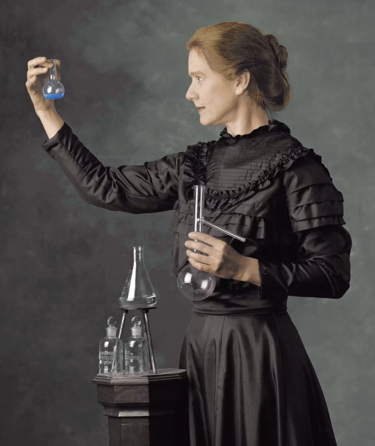 Lần đầu tiên bà Marie nhận giải Nobel Vật lý là cùng với chồng Pierre Curie và nhà khoa học Henri Becquerel cho các nghiên cứu về bức xạ.