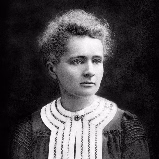 Đến năm 1911, bà Marie nhận giải Nobel hóa học cho việc khám phá ra hai nguyên tố hóa học radium và polonium.