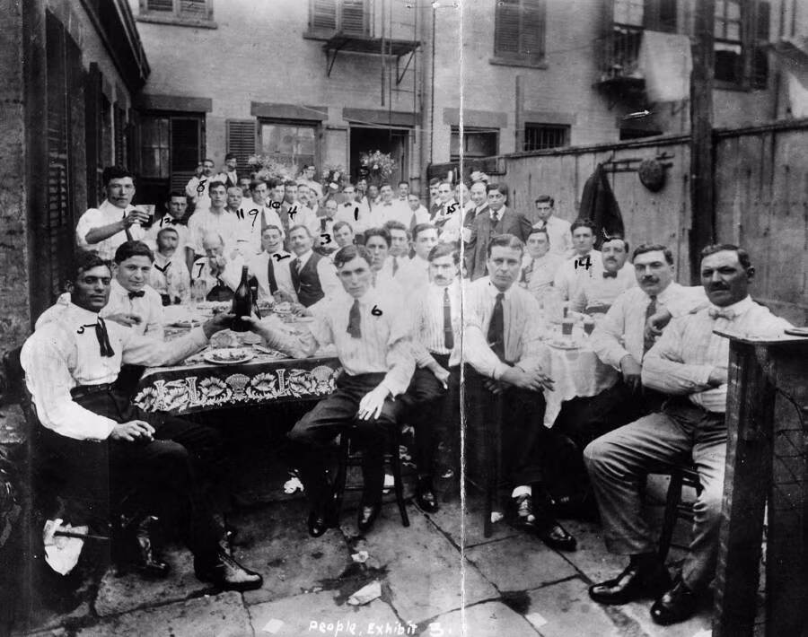 Luật Omertà nói chung là cấm các mafia hợp tác với chính quyền. Theo đó, nếu mafia nào bị bắt thì đều không được hợp tác với cảnh sát, khai nhận các tội ác của băng đảng hay tố giác các thành viên trong tổ chức.