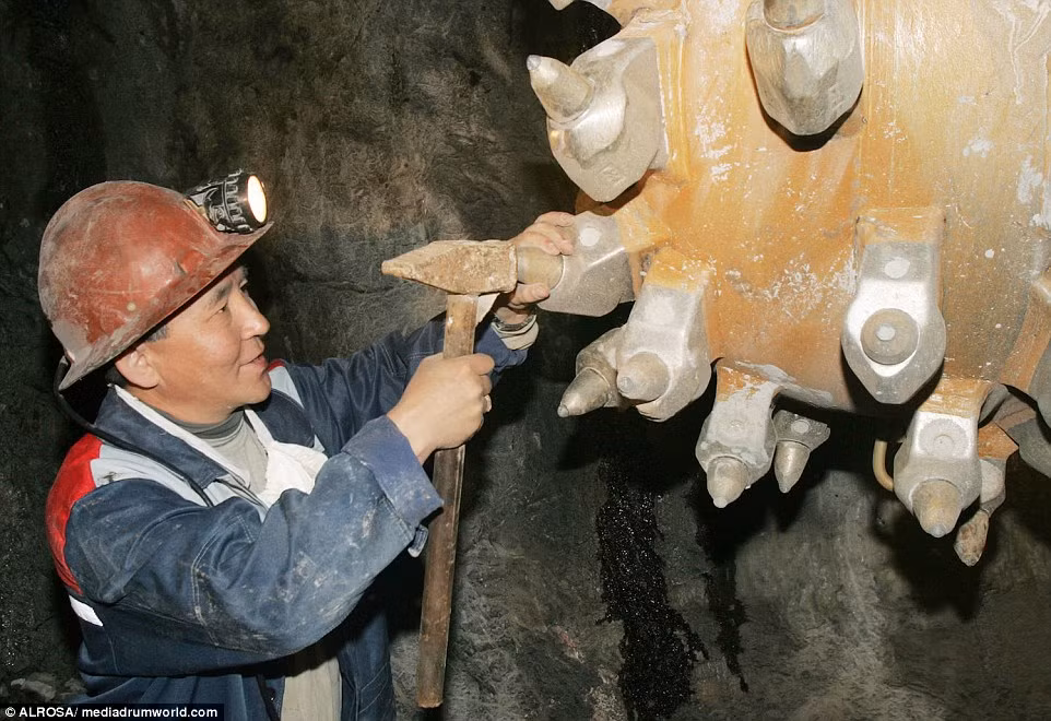 Khoảng không phía trên khu mỏ bị phong tỏa bởi các chuyên gia lo ngại vùng khí xoáy do nó gây ra có thể hút trực thăng rơi xuống bên dưới.