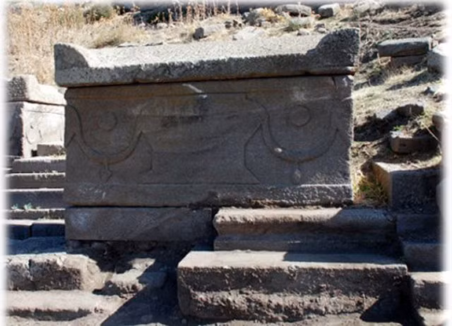 Thành phố cổ Assos nằm tại tỉnh Çanakkale, phía Tây Bắc Thổ Nhĩ Kỳ là nơi tồn tại một bí ẩn lớn "đánh đố" giới chuyên gia. Đó là những ngôi mộ "ngốn" thi hài kỳ lạ nhất thế giới.