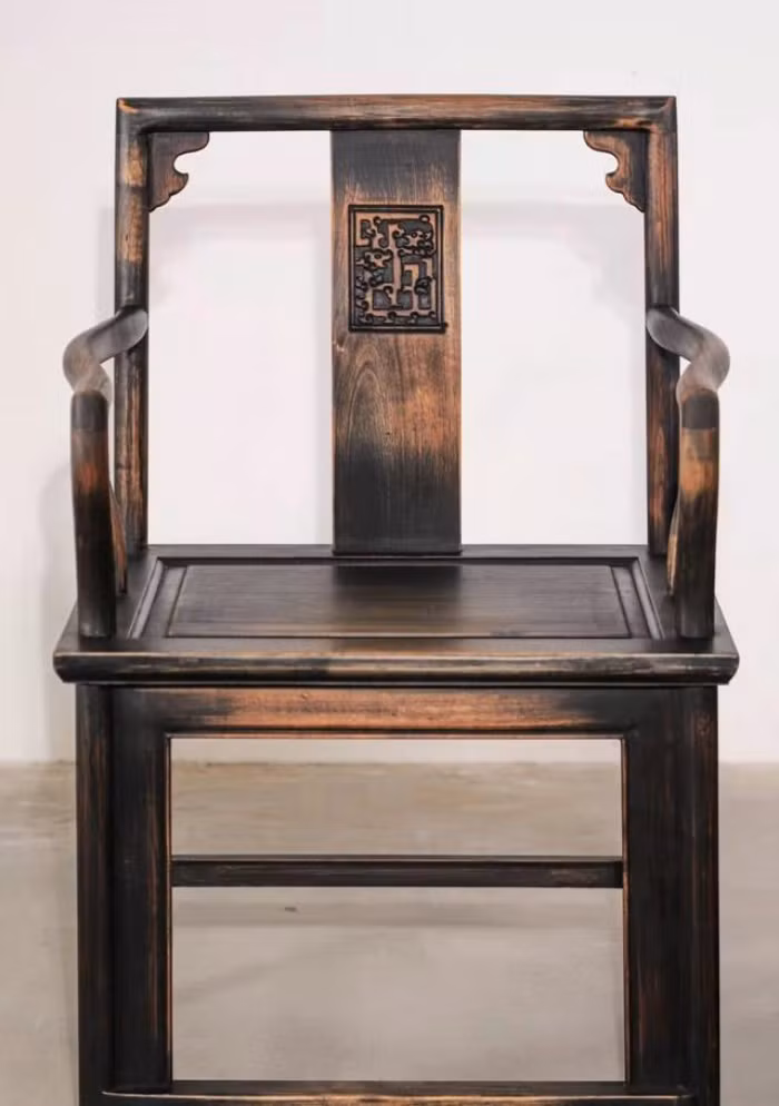 Vì vậy, ông Trương quyết định nhặt 2 chiếc ghế trên về nhà. Điều này khiến người thân của ông không mấy vui vẻ vì trong nhà xuất hiện những chiếc ghế cũ nát mà người khác đem vứt bỏ đi.