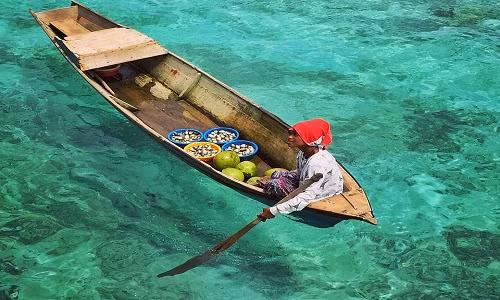 Nhiếp ảnh gia Johaidi Ismail ghi lại cảnh một người bán hàng trên thuyền ở đảo Mabul, Malaysia.