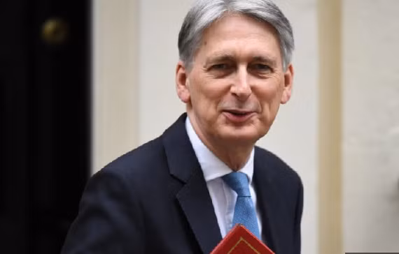 Bộ trưởng Tài chính Philip Hammond sinh ngày 4/12/1955 tại Epping, Essex. Ông từng theo học ngôi trường thuộc Đại học Oxford chuyên ngành Triết học, Chính trị và Kinh tế. Ảnh: Scotsman.