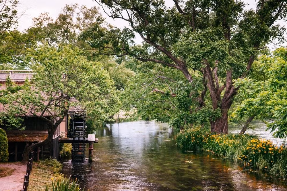 Tới đây, du khách được miễn phí vé vào cửa. Bạn có thể ngồi thuyền, xuôi dòng sông để tham quan ngôi làng với những căn nhà đơn sơ, nhỏ nhắn hai bên bờ. Đi bộ bên bờ sông cũng là trải nghiệm đáng giá để cảm nhận toàn bộ vẻ đẹp bình dị nơi đây. Ảnh: PixHound.