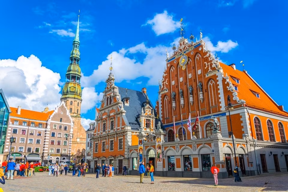 Người dân ở Latvia cao thứ nhì thế giới, với chiều cao trung bình là 175,61 cm. Trong đó, chiều cao trung bình của nam giới là 181,42 cm và nữ giới là 169,79 cm.