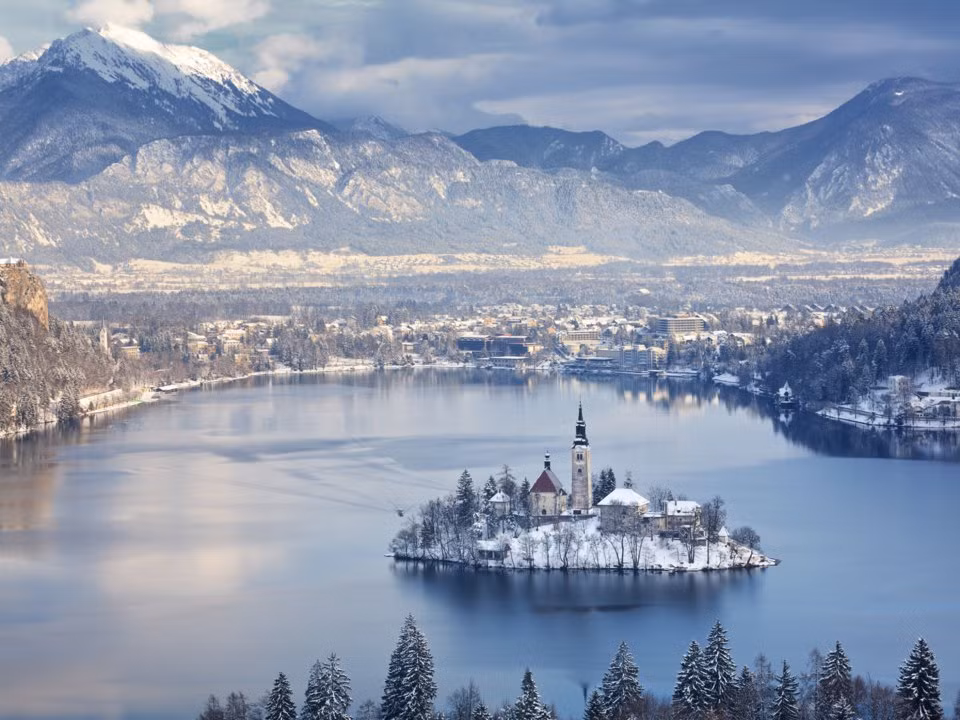 Người dân ở Slovenia có chiều cao trung bình 172,92 cm. Trong đó, nam giới cao trung bình 179,80 cm và nữ giới là 166,05 cm.