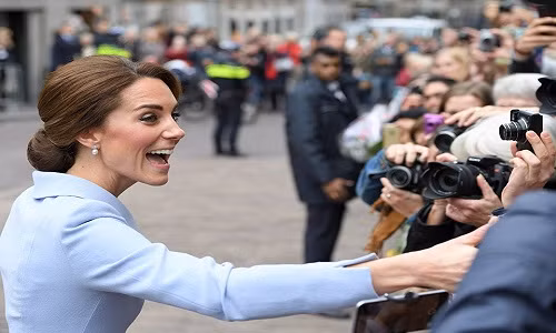 Vi sao fan khong duoc chup anh “tu suong” voi Cong nuong Kate?