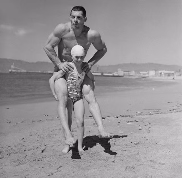 Patricia O’Keefe - một nữ vận động viên thể hình nặng gần 30kg đang cõng một người đàn ông nặng hơn 90kg trên lưng năm 1940.