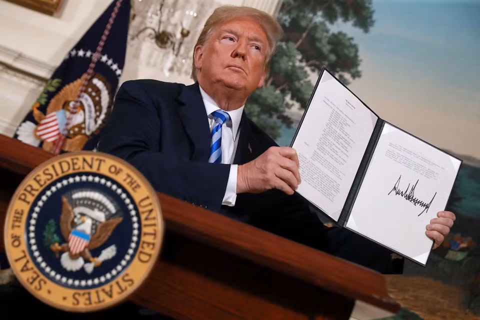 Tháng 5/2018, Tổng thống Donald Trump rút Mỹ khỏi thỏa thuận hạt nhân Iran năm 2015. Kể từ đó, mối quan hệ giữa Mỹ và Iran liên tục căng thẳng và gia tăng trong thời gian gần đây. (Nguồn ảnh: Insider)