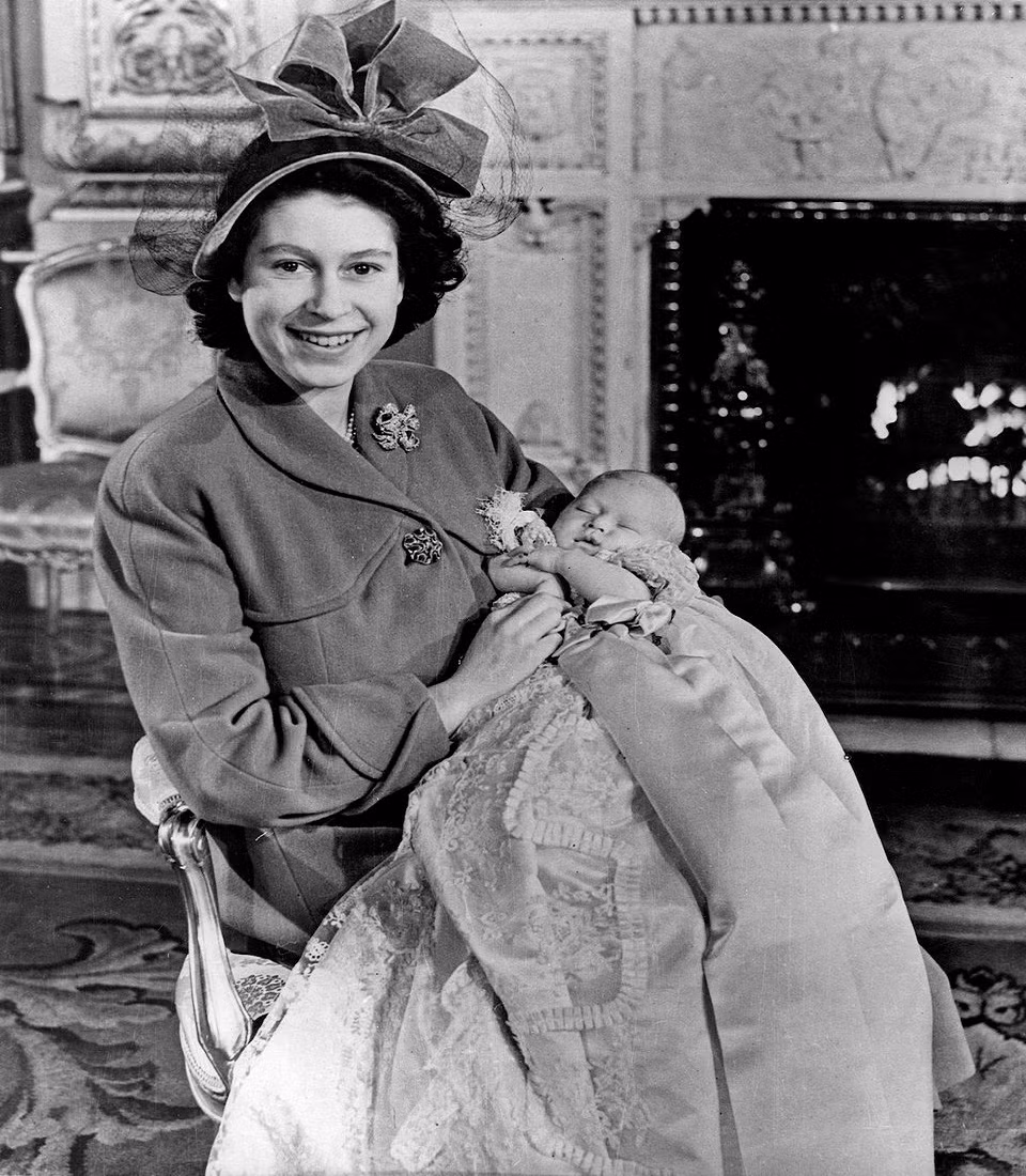 Thái tử Charles, con trai cả của Nữ hoàng Elizabeth II, chào đời vào ngày 14/11/1948. Ảnh chụp trong lễ rửa tội của Thái tử Charles vào tháng 12/1948.