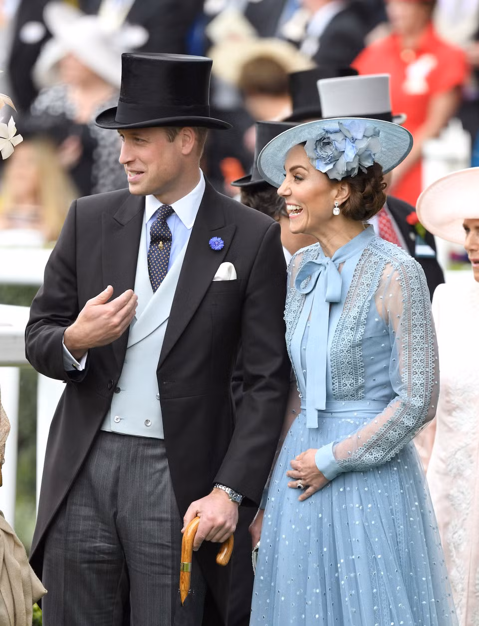 Công nương Kate cười tươi khi đứng bên cạnh Hoàng tử William tại trường đua Royal Ascot ngày 19/6/2019.