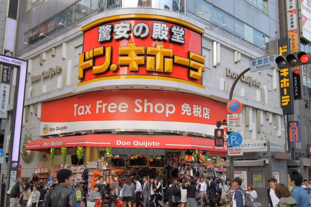 Don Quijote: Don Quijote là điểm đến mua sắm độc đáo ở Nhật Bản. Nơi đây được thiết kế để trở thành một cửa hàng bán nhiều loại sản phẩm khác nhau với chất lượng tốt, giá rẻ. Hơn 160 chi nhánh Don Quijote trên khắp Nhật Bản. Tuy nhiên, chi nhánh ở Shinjuku đặc biệt vì mở cửa 24/7. Trong trường hợp cần mua sắm vào giữa đêm, cửa hàng này là vị cứu tinh của bạn. Ảnh: Matcha, Michimomo.