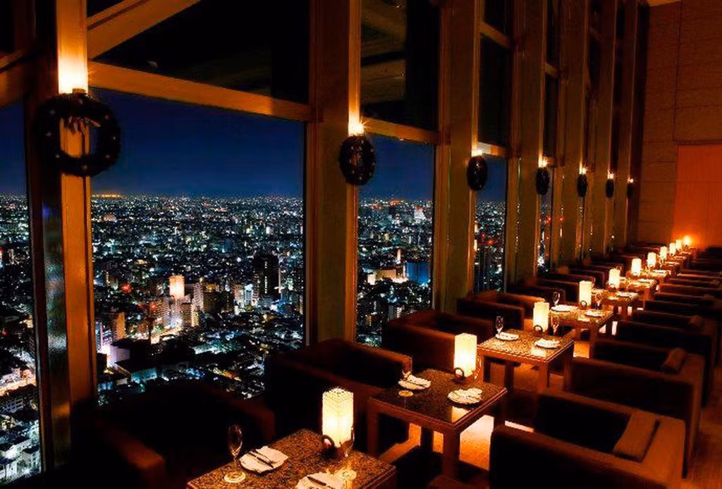 New York Bar: Tọa lạc ở tầng 52 trên cùng của khách sạn Park Hyatt, New York Bar sẽ mang đến cho bạn tầm nhìn toàn thành phố ngoạn mục, những ly đồ uống cao cấp trong không gian ấm cúng và buổi biểu diễn nhạc jazz trực tiếp lãng mạn. Giá đồ uống ở đây không rẻ, dao động từ 50-100 USD. Ảnh: Forbes.