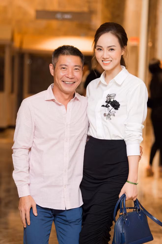 Cong Ly thoai mai om eo, chup anh cung ban gai xinh dep-Hinh-3