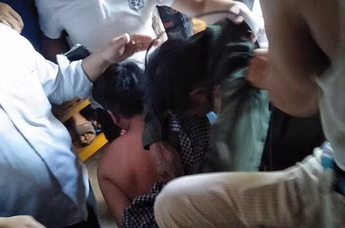 Nhiều người quá khích đã lao vào đấm đá, hành hung 2 người này khiến họ thương tích khắp người. Nhận được tin báo, lực lượng công an thị xã đã kịp thời đến giải cứu 2 người đàn ông trên, đưa về trụ sở cơ quan công an để làm rõ sự việc.