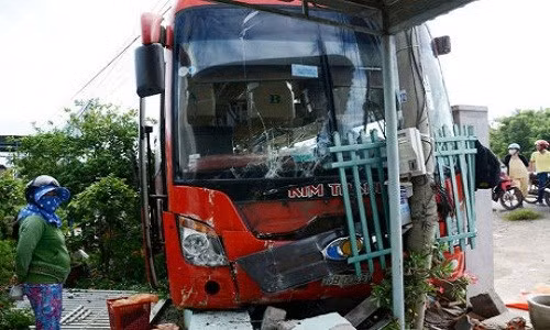 Cũng trong ngày 19/7, trên QL 1, đoạn qua địa bàn thôn 5, xã Hàm Đức, Hàm Thuận Bắc (Bình Thuận) đã xảy ra vụ va chạm nghiêm trọng giữa 3 xe khách giường nằm khiến 3 người tử vong và 17 người khác bị thương. Ảnh: VOV - TP HCM.