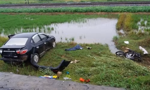 Ngày 16/7, một vụ tai nạn nghiêm trọng xảy ra tại quốc lộ 1, đoạn đi qua phường Hương Chữ, thị xã Hương Trà, tỉnh Thừa Thiên - Huế khiến 2 người thiệt mạng. Thông tin trên Zing cho hay, chiếc ôtô 4 chỗ màu đen mang biển kiểm soát Huế do tài xế Hồ Chí Thành (36 tuổi, trú ở thị xã Hương Trà) điều khiển theo hướng bắc - nam. Đến địa phận trên thì tông vào hai xe máy. Ảnh: D.L