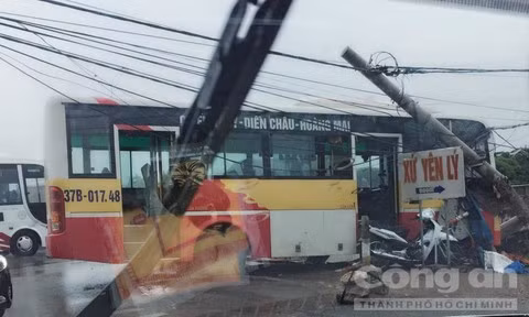 Xe máy của nạn nhân bị xe buýt cán nát dưới gầm. Nhận được thông tin, CSGT huyện Diễn Châu đã có mặt xử lý vụ việc. Ảnh: Công an TP HCM.