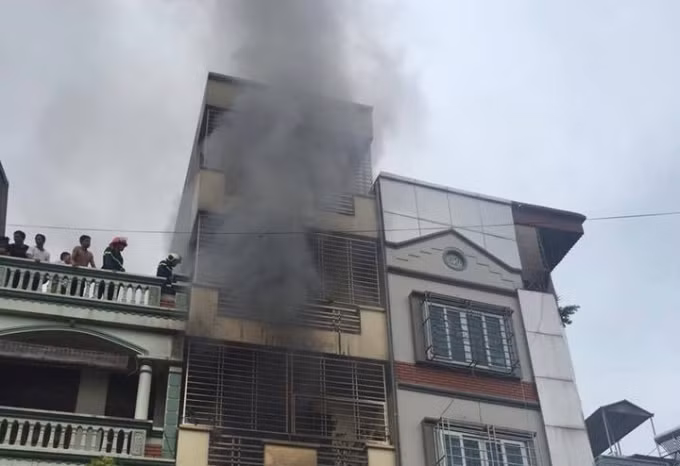 Hiện trường hỏa hoạn ở ngôi nhà 5 tầng bịt kín ban công khiến một nạn nhân nữ tử vong thương tâm. Ảnh: Pháp luật VN.