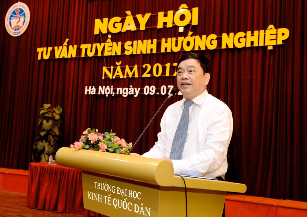 GS. TS. Trần Thọ Đạt sinh năm 1959 tại Nam Định, có học vị tiến sĩ kinh tế. Hiện ông Đạt là Hiệu trưởng Đại học Kinh tế quốc dân nhiệm kỳ 2013-2018. Ảnh: Đại học Kinh tế quốc dân.