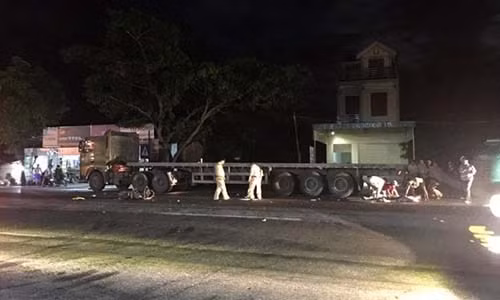 Tối 9/7, tại địa bàn huyện Diễn Châu (Nghệ An) xảy ra vụ tai nạn nghiêm trọng. Trần Công Thường (23 tuổi) điều khiển xe máy chở Phan Sử (22 tuổi), cùng trú tại xã Nghi Yên, huyện Nghi Lộc và Trần Thị Thái Bảo (20 tuổi, xã Tân Thành, huyện Yên Thành). Đến xã Diễn An, huyện Diễn Châu, do không làm chủ được tốc độ nên xe máy đâm vào ôtô tải mang biển số Nghệ An đang đậu bên đường.