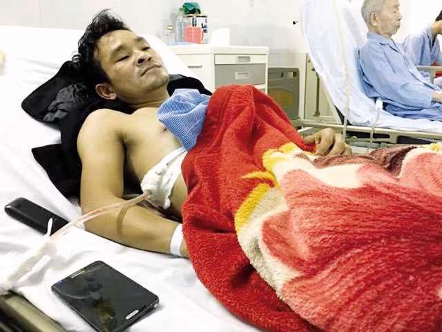 Anh Sơn cho hay, đây không phải lần đầu tiên anh cứu người gặp nạn. Nhiều lần anh bị người nhà của những người được đưa vào viện gây phiền phức, song anh chia sẻ: “Họ cũng chỉ hiểu nhầm nên gây ra thương tích cho mình thôi. Nếu lần sau gặp những vụ tai nạn, tôi vẫn sẽ đưa các nạn nhân đi cấp cứu. Tôi không đành lòng nhìn các nạn nhân nằm ở ngoài đường được”. Ảnh: Gia đình&amp;Xã hội.