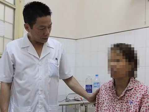 Đây không phải lần đầu dư luận được biết đến những câu chuyện cứu người cảm động, không màng nguy hiểm của các Lục Vân Tiên thời hiện đại. Năm 2015, câu chuyện về 18 y, bác sĩ Bệnh viện Phụ sản Hà Nội có nguy cơ bị phơi nhiễm HIV từ bệnh nhân sau khi hết lòng cấp cứu cho một sản phụ xuất huyết âm đạo, tim rời rạc gần như ngừng đập và nguy kịch, khiến dư luận ấm lòng. Ảnh: An ninh Thủ đô.