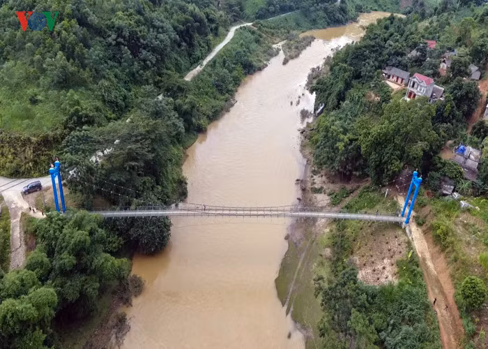 Trước khi có cây cầu Ngòi Hút này, các hộ dân ở thôn Khe Gai, xã Đông An, huyện Văn Yên (Yên Bái) phải đi bằng mảng tre, bám theo dây để sang bờ bên kia.