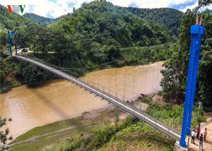 Đây là phương tiện đi lại không chỉ của các hộ dân trong thôn, mà người dân các thôn ngoài đi vào làm nương, làm rẫy, phát triển kinh tế... cũng phải sử dụng phương tiện duy nhất này.