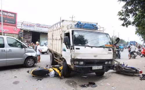 Vụ tai nạn liên hoàn xảy ra vào khoảng 16h30 ngày 21/7, trên đường ĐT743 đoạn qua phường Bình Chuẩn, TX.Thuận An, tỉnh Bình Dương, khiến hai người đi xe máy bị tông văng lên vỉa hè nằm bất động. Ảnh: Thời đại.