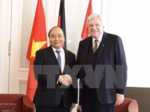 Theo đặc phái viên TTXVN, ngay sau chuyến thăm bang Rheinland-Pfalz, Thủ tướng Chính phủ Nguyễn Xuân Phúc và Phu nhân cùng đoàn đại biểu cấp cao Việt Nam đã tới thăm, làm việc tại bang Hessen. Chủ tịch Quốc hội bang Hessen Norbert Kartmann và Thủ hiến bang Hessen Volker Bouffier đã đón và hội kiến Thủ tướng Chính phủ và đoàn Đại biểu cấp cao Việt Nam. Ảnh: Thủ tướng Nguyễn Xuân Phúc gặp Thủ hiến Bang Hessen ông Volker Bouffler (nguồn: Thống Nhất/TTXVN).