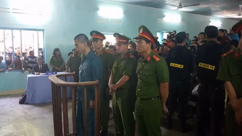 Nhiều lần đến điểm hẹn song gia đình đều không được gặp con. Qua điều tra, công an đã xác định hung thủ là Nguyễn Bảo Vũ. Hắn khai, vì là hàng xóm, ở gần nhà nên Vũ rất rõ các thông tin, thói quen của gia đình bé N. Do nợ nần nên Vũ đã lừa bắt cóc N., đưa đến xã Phú Lạc (huyện Tuy Phong) để khống chế cháu. Do cháu N. khóc dữ dội, sợ bị lộ, nên Vũ đã ra tay sát hại rồi chôn thi thể N. ở một đồi dương ven biển... Ảnh Vũ bị tuyên án tử hình. (Nguồn: Pháp luật TP HCM).